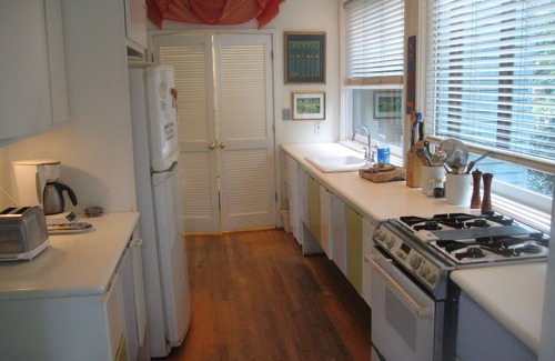 East Side Haus | INTOWN Emory 4 Schlafzimmer w / PORCH & privaten Whirlpool Kamin Haustiere OK