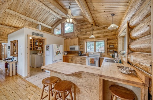 Nathrop Kabine | Inviting and Relaxing-Cliffs and Streams!