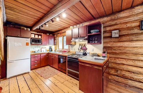 Enterprise Kabine | Inviting cabin with mountain view, fireplace, full kitchen, W/D, & back porch