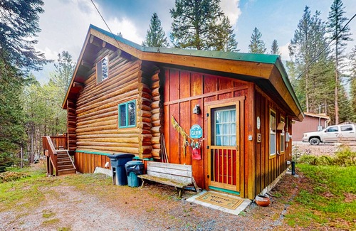 Enterprise Kabine | Inviting cabin with mountain view, fireplace, full kitchen, W/D, & back porch