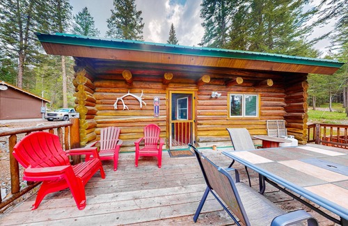 Enterprise Kabine | Inviting cabin with mountain view, fireplace, full kitchen, W/D, & back porch