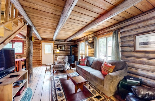 Enterprise Kabine | Inviting cabin with mountain view, fireplace, full kitchen, W/D, & back porch