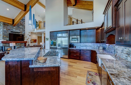 Ponderosa Palisades Haus | Inviting home with golf course views, large deck, & modern interior