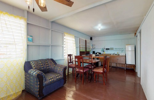 Placencia Kabine | Einladende, renovierte Cabana. Laufen Sie zu Geschäften, Restaurants und zum Strand!