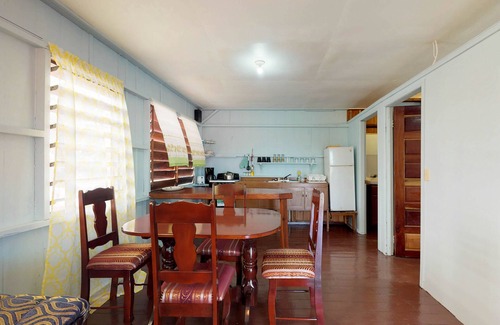Placencia Kabine | Einladende, renovierte Cabana. Laufen Sie zu Geschäften, Restaurants und zum Strand!