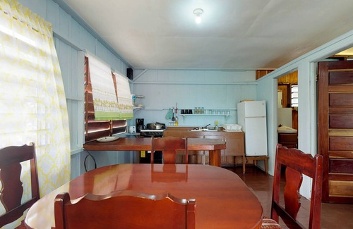 Placencia Kabine | Einladende, renovierte Cabana. Laufen Sie zu Geschäften, Restaurants und zum Strand!