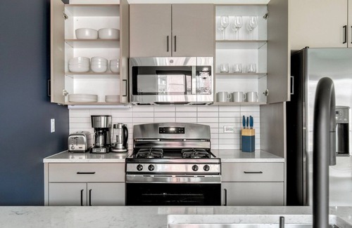 Killgubbin Wohnung | Inviting River North 1BR w/ Outdoor Pool, 1 Block to L, by Blueground