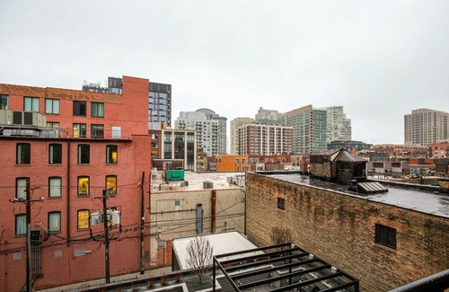Killgubbin Wohnung | Inviting River North 1BR w/ Outdoor Pool, 1 Block to L, by Blueground