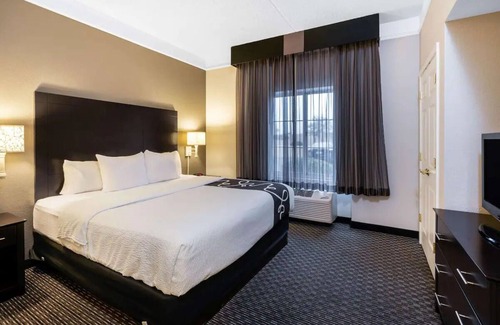 Superstition Springs Hotel | Inviting Room Perfect for Couple Stay with Free Breakfast & Outdoor Pool Access