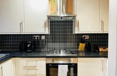 Grangetown Haus | Irene Suite - Cozy 2BR Bungalow with Parking & WIFI