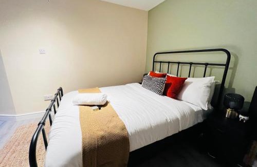 Grangetown Haus | Irene Suite - Cozy 2BR Bungalow with Parking & WIFI