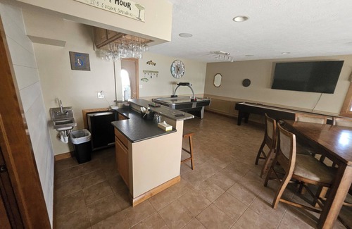 Warsaw Haus | Irish Lakefront home. Pets, dock, fishing, kayaks.