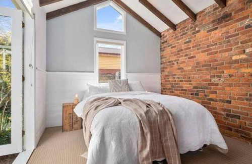 South Hobart Haus | Irresistible renovated 1840 inner-city cottage