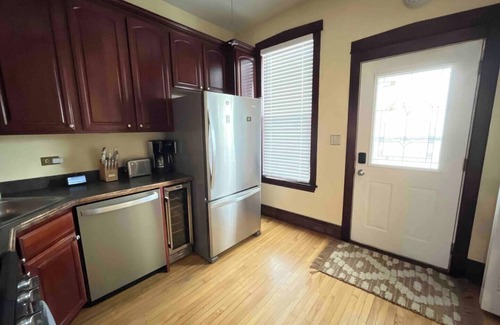 Irving Park Haus | Irving Park/Avondale Updated Vintage Top Unit in 2-Flat