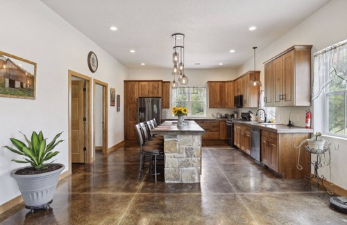 Bay City Haus | Isabelle Creek Haven - Ultimate Group Getaway