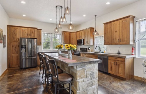 Bay City Haus | Isabelle Creek Haven - Ultimate Group Getaway