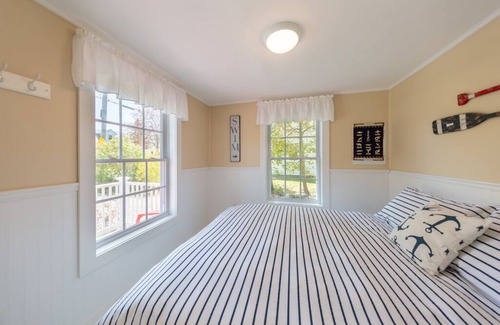 Fairhaven Hütte | Island Breeze Cottage on West Island, just a short walk to several beaches.