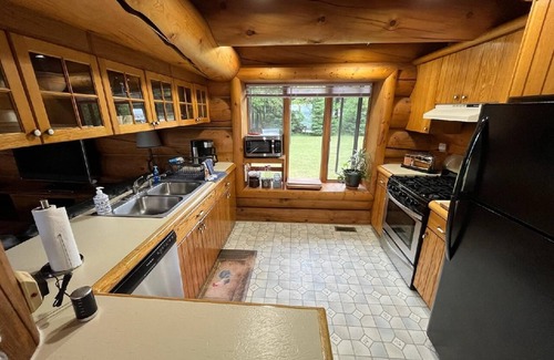 Bois Blanc Island Kabine | Island Getaway on BBI - Beautiful Log Home with Sandy Beachfront on Lake Huron