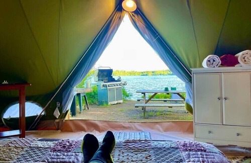 Monmouth Resort | Island Tent Overlook in Maine