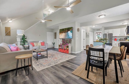 Buckeye Lake Haus | Island Vibes- 2 Blocks from Lake +Hot Tub