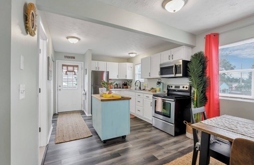 Buckeye Lake Haus | Island Vibes- 2 Blocks from Lake +Hot Tub