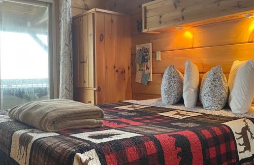 Fancy Gap Haus | It's Five O'Clock Here - Cozy Waterfront Cabin with a HOT TUB on the Blue Ridge Parkway! Pet Friendly