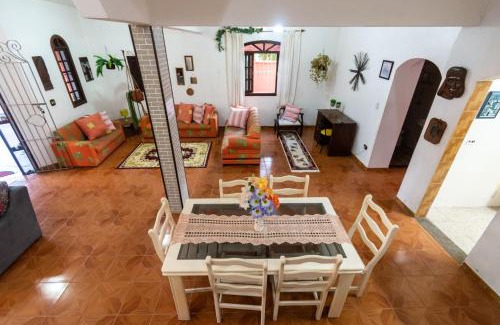 Raul Cury Haus | Itanhaém Casa ampla com piscina e churrasqueira a 300m da praia