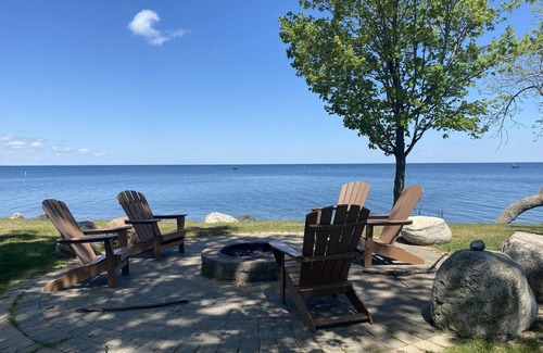 Onamia Villa | Izaty's Beach Villa - Lakefront 2BR Condo