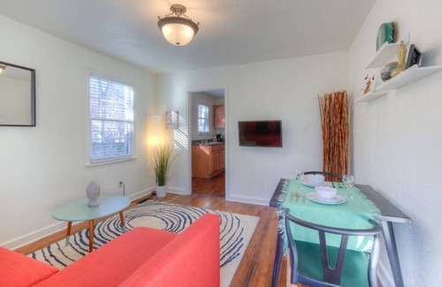 Midtown Wohnung | Jolly Jefferson Ave - Walk to the best of Midtown!