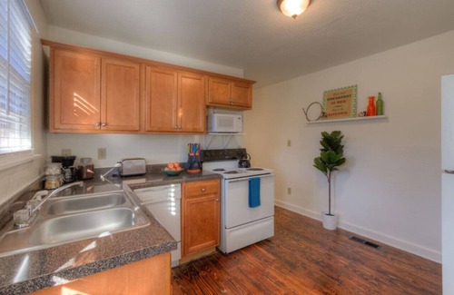 Midtown Wohnung | Jolly Jefferson Ave - Walk to the best of Midtown!