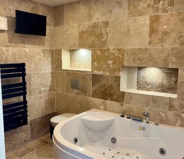 Les Pavillons-sous-Bois Wohnung | Jaccuzi F2 proche du Canal