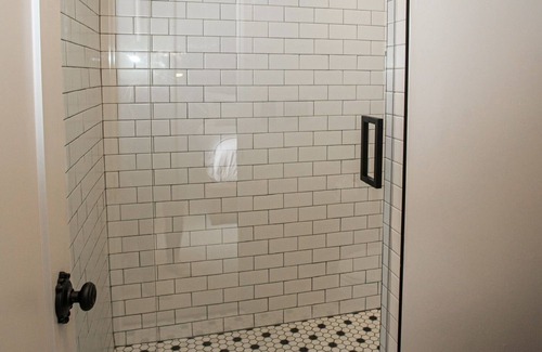 Jacksonville Hotel | King Guest Room at The Jacksonville Inn