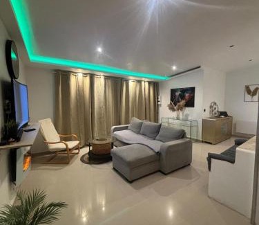 Villemomble Wohnung | Jacuzzi House - 1-Bed & Parking - Villemomble, Paris