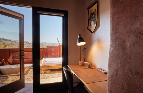 Joshua Tree Hotel | Boho Chic, Luxus Suite mit Kingsize-Bett, Außendusche, Badewanne und sternenklarem Bett