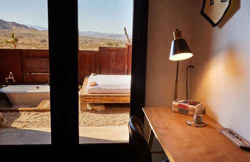Joshua Tree Hotel | Boho Chic, Luxus Suite mit Kingsize-Bett, Außendusche, Badewanne und sternenklarem Bett