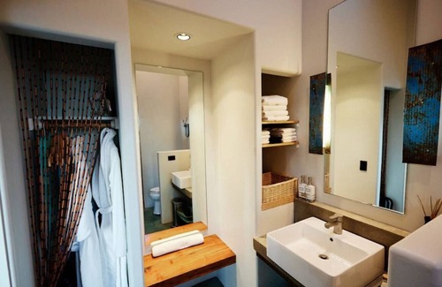 Joshua Tree Hotel | Boho Chic, Luxus Suite mit Kingsize-Bett, Außendusche, Badewanne und sternenklarem Bett