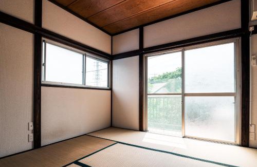 Yokosuka Wohnung | Japanese Local House - 奥葉山の一棟貸しの隠れ家宿 - 静かな縁側と和室