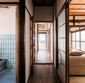 Yokosuka Wohnung | Japanese Local House - 奥葉山の一棟貸しの隠れ家宿 - 静かな縁側と和室