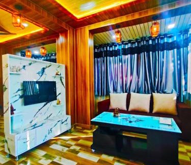 Mayapur Wohnung | Jarokhā by Nivāsa- Scenic Stay Overlooking Ganga, Mountain View, 2 minutes from Ganga Ghaat, 10 minutes from Raja ji national Park