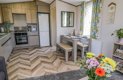 West Heslerton Hütte | JEAN'S PLACE, pet friendly, with hot tub in West Heslerton