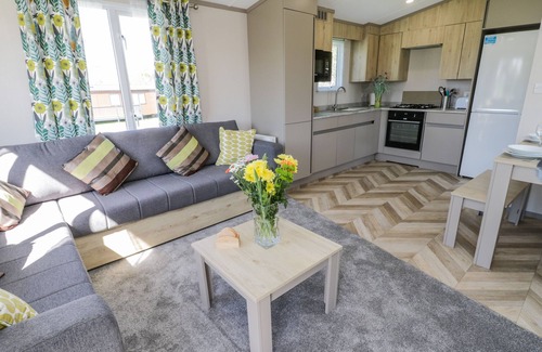 West Heslerton Hütte | JEAN'S PLACE, pet friendly, with hot tub in West Heslerton