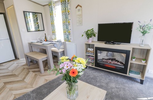 West Heslerton Hütte | JEAN'S PLACE, pet friendly, with hot tub in West Heslerton