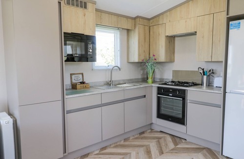 West Heslerton Hütte | JEAN'S PLACE, pet friendly, with hot tub in West Heslerton