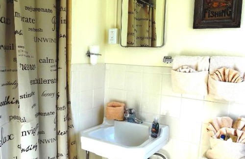 Mount Ida Hotel | JI8, Queen Guest Room at the Joplin Inn at entrance to the resort Hotel Room