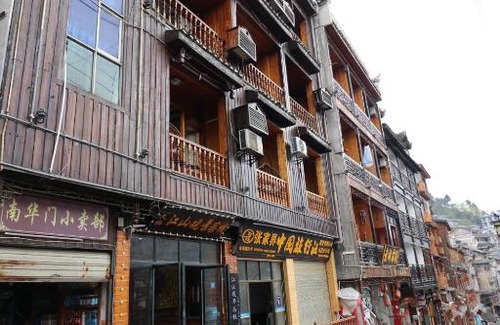 Fenghuang Haus | Jiuqi Guest House (九栖客栈)