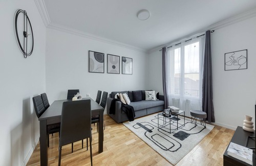 La Courneuve Haus | JO 2024 - House 12 persons / Subway + Train station / Private parking lot / St de France