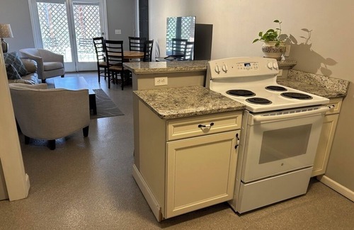 Johns Creek Wohnung | Johns Creek 2-bedroom terrace level apartment with separate entrance and parking