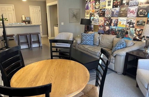 Johns Creek Wohnung | Johns Creek 2-bedroom terrace level apartment with separate entrance and parking