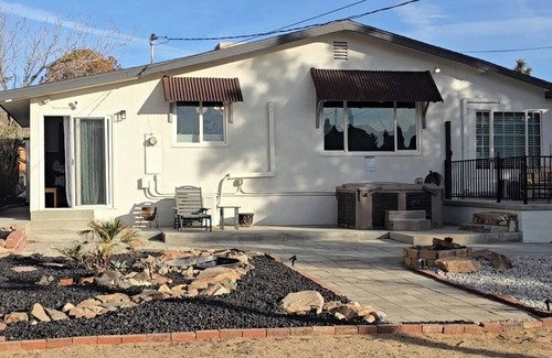 Joshua Tree Haus | Joshua Tree Panoramic Mountain View Abode