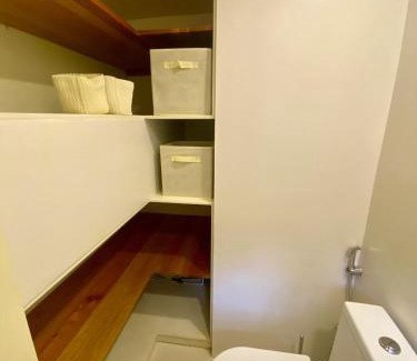 Savegre Haus | Jungle Bus, 5 min drive to PlayaLinda, 15 to Dominical, Wifi Starlink